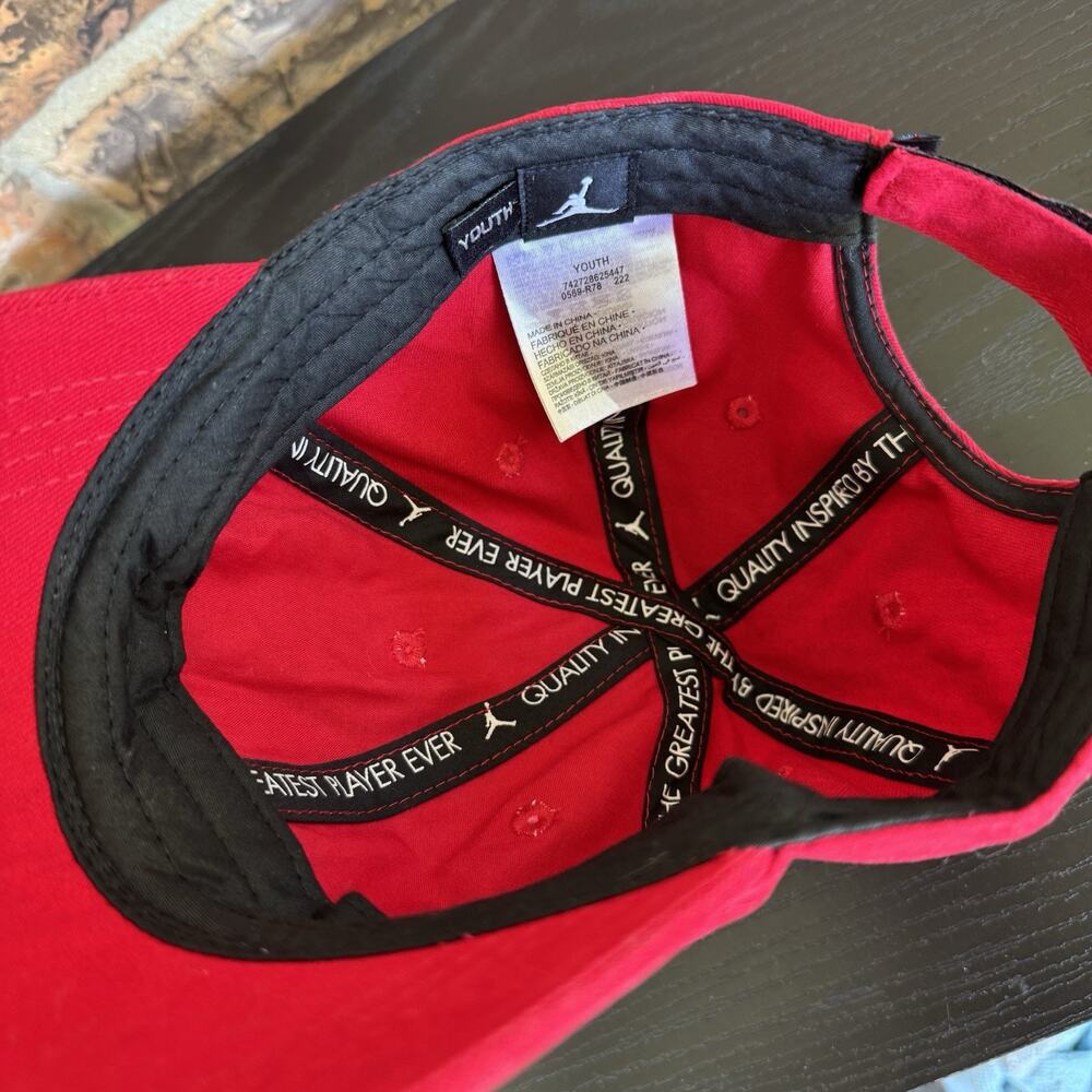 Air Jordan‎ Youth Red Hat- Used - Picture 7 of 7
